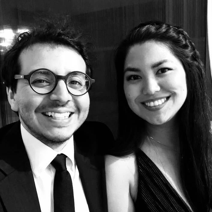 Jorge Álvarez, oftalmólogo y cliente de Jatkon, junto a su esposa, compartiendo su experiencia de compra en coleccionables de Star Wars.
