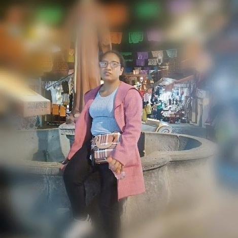 Deysi Méndez, enfermera y clienta de Jatkon, compartiendo su excelente experiencia de compra y atención con el Baby Yoda mecatrónico.