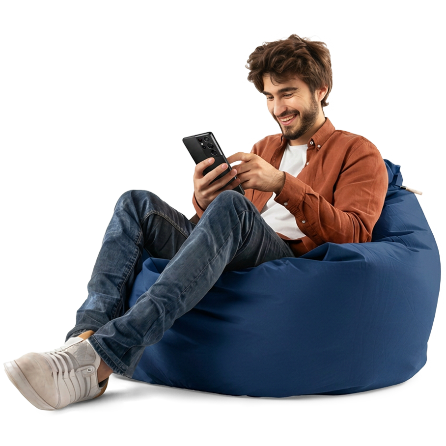 hombre-sonriente-comprando-desde-su-movil-en-un-puff-azul-para-la-promoción-de-compra-fácil-y-cómoda-en-jhatkon