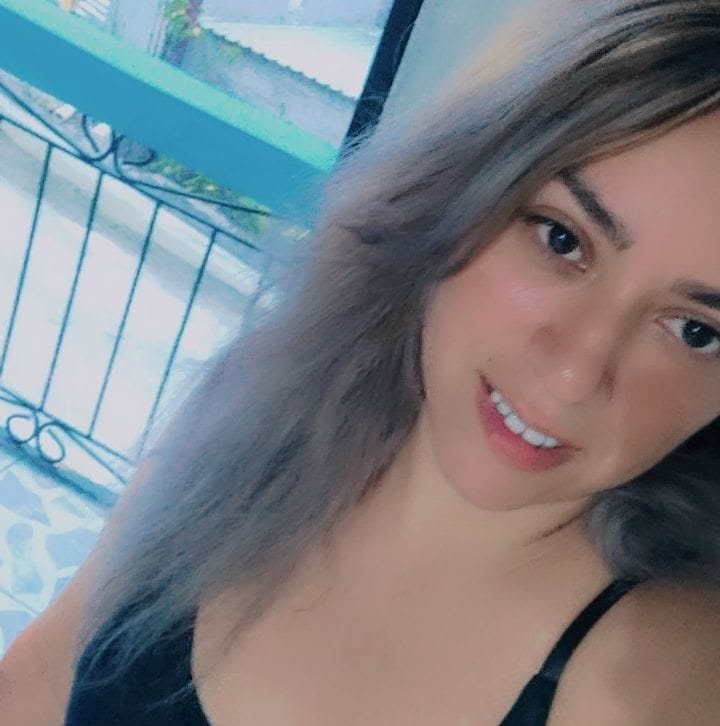 Nicole Argueta, enfermera y clienta de Jatkon, compartiendo su experiencia positiva con la atención y búsqueda de productos en la tienda.